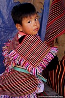 Criança jovem em um xale tradicional da aldeia de Puka-Puka 64 km de Sucre. Bolívia, América do Sul.