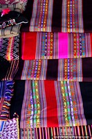 Xales tradicionais coloridos tecidos pelos habitantes locais de Puka-Puka, aldeia indïgena. Bolívia, América do Sul.