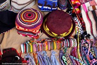 Versión más grande de Cálidos sombreros para vestir y muñequeras en venta en el pueblo indígena de Puka-Puka.