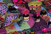 Artes e ofïcios finamente tecidas com muito detalhe pelos habitantes locais de Puka-Puka. Bolívia, América do Sul.