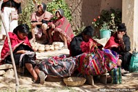 As mulheres tecem-se e os homens fazem a cerâmica, as pessoas na aldeia em Puka-Puka. Bolívia, América do Sul.