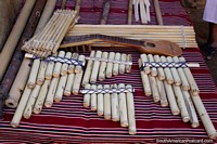 Tubos de bambú y instrumentos de cuerda en venta en la aldea indígena de Puka-Puka. Bolivia, Sudamerica.