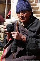 Métodos tradicionais de lã tecedora demonstrada pelas mulheres na aldeia de Puka-Puka. Bolívia, América do Sul.