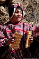 Uma realização de música usando instrumentos tradicionais na aldeia em Puka-Puka. Bolívia, América do Sul.