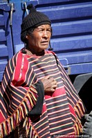 Mercado de Tarabuco, um homem local vestiu-se em um xale tradicional. Bolívia, América do Sul.