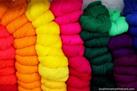 Lã em uma variedade de cores, brilhantes e escuras, para venda no mercado de Tarabuco. Bolívia, América do Sul.
