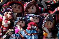 Bonecas suaves em vestidos coloridos bonitos, para venda no mercado de Tarabuco. Bolívia, América do Sul.
