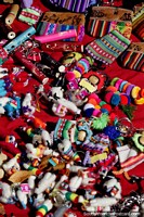 Uma variedade de argolas porta-chaves coloridas atraentes com cadeias, lembranças no mercado de Tarabuco. Bolívia, América do Sul.