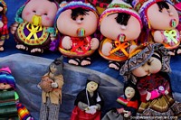 Muñecos de bebés chupando maniquíes y pequeños pueblos indígenas, recuerdos para comprar en el mercado de Tarabuco. Bolivia, Sudamerica.