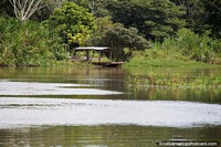 Versión más grande de Barco de río de madera amarrado en un lugar remoto en el desierto alrededor del río Mamore en Trinidad.