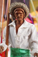 Bailarín llamado El Sarao, figura en traje tradicional de blanco y verde, Museo Etnoarqueológico Kenneth Lee, Trinidad. Bolivia, Sudamerica.