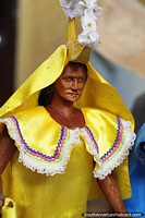 O bailarino vestiu-se em amarelo, figura em exposição, museu em Trinidad - Museu Etnoarqueologico Kenneth Lee. Bolívia, América do Sul.
