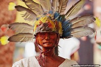 Machetero de Magdalena, hombre indígena con gorro de plumas, Museo Kenneth Lee en Trinidad. Bolivia, Sudamerica.