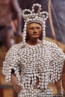 Los Totachi, um bailarino religioso vestiu-se em um traje de contas ou conchas, Museu de Kenneth Lee em Trinidad. Bolívia, América do Sul.