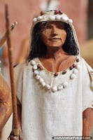 A mulher que usa uso dianteiro de algodão e vestido com um colar de conchas, figure no Museu de Kenneth Lee, Trinidad. Bolívia, América do Sul.