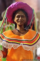 Monchi (San Joaquin), mulher com vestido cor-de-laranja e um chapéu purpúreo, figura cultural no Museu de Kenneth Lee, Trinidad. Bolívia, América do Sul.