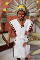Machetero de San Lorenzo, una cabeza de plumas extendida y un cuchillo, el Museo Kenneth Lee en Trinidad. Bolivia, Sudamerica.