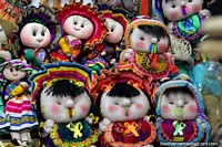 Familia numerosa de muñecos de colores vestidos con ropa multicolor, a la venta en Santa Cruz. Bolivia, Sudamerica.