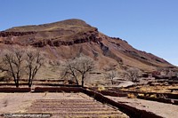 Una comunidad construida alrededor de las montañas rocosas en Tica Tica en el viaje entre Potosí y Uyuni. Bolivia, Sudamerica.