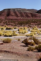Como o oeste selvagem com terreno rochoso e seco todos em volta, em Tica Tica, entre Potosi e Uyuni. Bolívia, América do Sul.