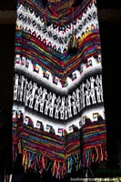 Xale lanoso de mulheres, feitas com grande habilidade em belas cores, a aldeia de Colchani em Uyuni. Bolívia, América do Sul.