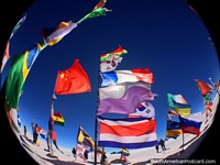Uma terra maravilhosa de bandeiras voadoras nos apartamentos de sal de Uyuni, pode ver a sua bandeira de païses? Bolívia, América do Sul.