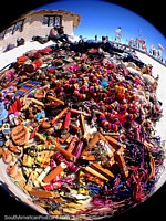 Tabela colorida de lembranças e bits e partes de venda junto do hotel de sal no deserto de Uyuni. Bolívia, América do Sul.