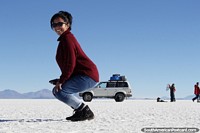 Sim é possïvel sentar-se em carros, comer carros, todas as espécies de coisas nos apartamentos de sal em Uyuni. Bolívia, América do Sul.