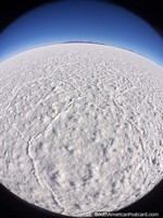Una vasta llanura de sal crujiente hasta donde alcanza la vista, las salinas más grandes del mundo están en Uyuni. Bolivia, Sudamerica.