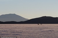 A bela luz através do sal de Uyuni atenua no fim do dia 1 da viagem de 3 dias. Bolívia, América do Sul.