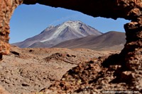 Vapor no lado abandonado de Vulcão Ollague, um dos vulcões ativos nos apartamentos de sal de Uyuni. Bolívia, América do Sul.