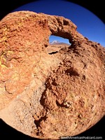 Un volcán distante, una foto con una lente de ojo de pez a través de un marco de roca, increíble, desierto de Uyuni. Bolivia, Sudamerica.
