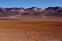 Tonos de espectacular color marrón en el desierto de Siloli, parte del recorrido por las salinas de Uyuni. Bolivia, Sudamerica.