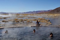 Consórcio termal quente, goste de uma natação no frio cedo de manhã em 5000 m no dia 3 da viagem de 3 dias do deserto de Uyuni. Bolívia, América do Sul.