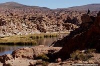 Paisaje de rocas desde la luna, tantos detalles, Laguna Negra en el centro del desierto de Uyuni. Bolivia, Sudamerica.