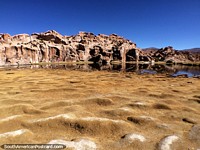 Paisagem pré-histórica na Lagoa Preta, queria saber se os dinossauros uma vez viveram aqui, o deserto de Uyuni. Bolívia, América do Sul.