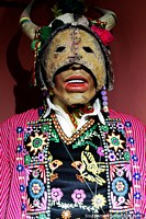 Versão maior do Máscara com chifres e traje das pessoas de Tinku no Museu Antropológico Nacional em Oruro.
