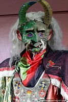 Os diabos ajustam e máscara desde 1920 com chifres verdes no Museu Antropológico, Oruro. Bolívia, América do Sul.