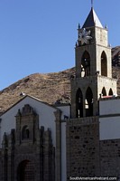 Santuário de Socavon construïdo em 1781, Virgem de Mineshaft, patrono dos mineiros, torre e entrada de pedra, Oruro. Bolívia, América do Sul.