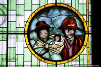 Um mineiro, sua esposa e criança, uma bela janela de vidro manchada em Santuário Socavon em Oruro. Bolívia, América do Sul.