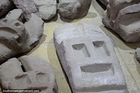 As caras esculpiram em partes da rocha no Museu Sacro em Oruro, um museu de arte sagrada, folclore e arqueologia. Bolívia, América do Sul.