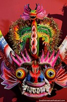 Máscara muy colorida con un dragón, muy aterradora, ¿respira fuego? Museo Sacro en Oruro. Bolivia, Sudamerica.