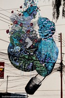 Versin ms grande de Persona azul sosteniendo todo tipo de cosas, enorme mural en el costado de un edificio en Cochabamba.
