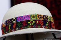 Sombrero blanco con coloridas bandas de patrones a su alrededor en el museo de arte textil (Cetur) en Sucre. Bolivia, Sudamerica.
