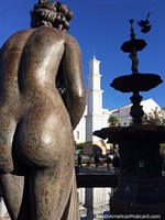 Estatua de bronce desnuda, la fuente con el pjaro volador y la torre blanca del Obelisco en el Parque Bolvar en Sucre. Bolivia, Sudamerica.
