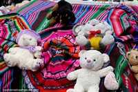 Pequenos ursos brancos, brinquedos fofos sobre carros para celebrar a Virgem da Guadalupe em Sucre.