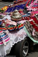 Urnas de prata e mantas coloridas tradicionais, um carro decorado em Sucre da Virgem da Guadalupe.
