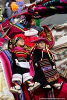 Boné de um carro decorado com pequenas bonecas tradicionais em Sucre, festival da Virgem da Guadalupe.