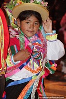 Moça com um chapéu de flores e vestido projetado intricado em pompa de El Gran Poder em Sucre. Bolívia, América do Sul.