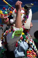 Traje e chapéu que apresenta muitas bolas sentidas, 2o dia de pompa de El Gran Poder em Sucre. Bolívia, América do Sul.